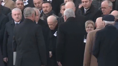 Müsavat Dervişoğlu ile Bahçeli tokalaşmadı! O anlar kameraya böyle yansıdı