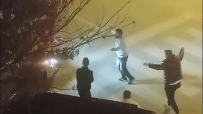 Göbek atan gençlere korna çalarak eşlik ettiler