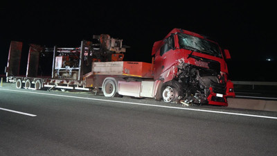 Ehliyetsiz TIR sürücüsü park halindeki kamyona çarptı