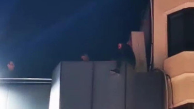 Yalova’da işten çıkarıldı çatıya çıktı!