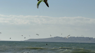 Büyükçekmece’de lodos! Dalgalar arasında böyle sörf yaptı