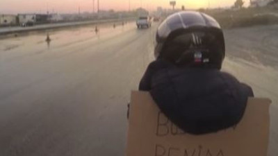 Bu adamı gören kornaya bastı