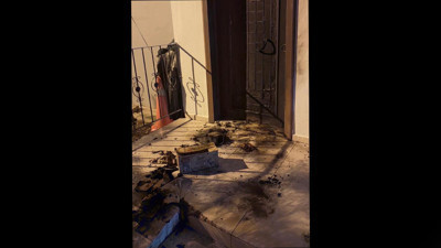 Tarsus’ta muhtarlık binasına yanıcı madde atıldı! Vatandaşlar çıkan yangını söndürdü