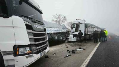 Afyonkarahisar'da 'sis' kazası: İki tır birbirine girdi