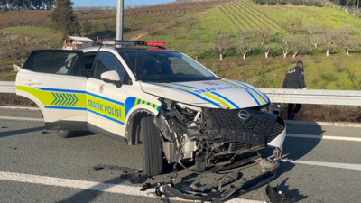 Bursa’da alkollü sürücü ekip otosuna çarptı