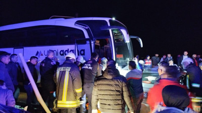 Adana'da yolcu otobüsüyle çarpışan otomobildeki karı- koca yaralandı