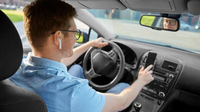 Trafikte kulaklıkla yüksek sesle müzik dinlemenin büyük zararı ortaya çıktı!