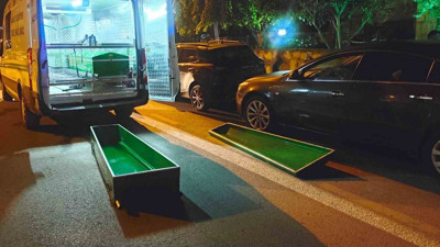 Abisini evde asılı halde buldu