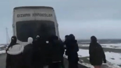Muş'ta servis minibüsünü öğrenciler itti