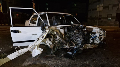 Otomobil aydınlatma direğine çarptı: 2 yaralı