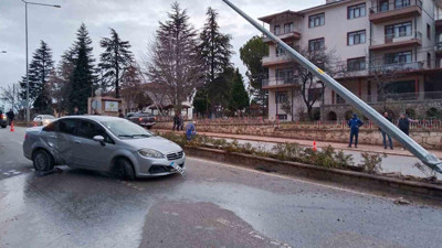 Karşı şeride geçti: Aydınlatma direğine çarparak durdu