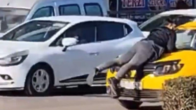 Gaziantep'te taksiciyle tartışan yolcu kaputa çıktı