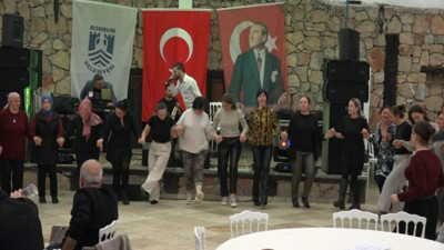 Bodrum'da düzenlenen festivalde 3 ton hamsi dağıtıldı