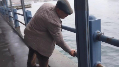 İBB o korkulukları değiştirdi. Balık tutarken Haliç'e düşmüştü