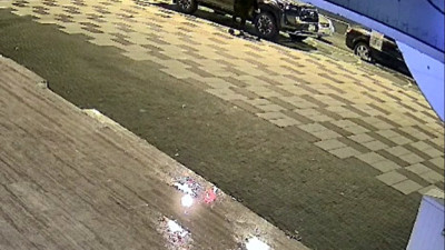 9 aracın lastiklerini kesen kadın, kameraya yakalandı