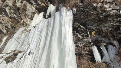 Ardahan’da soğuk hava etkisini gösterdi! Şelale dondu
