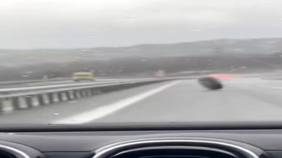 Otoyolda korku dolu anlar! Kamyondan fırlayan lastik böyle ilerledi