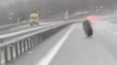 Dikkat! Otoyolda lastik gidiyor