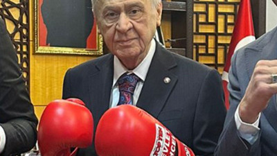 Devlet Bahçeli makam odasında boks eldiveni ile poz verdi