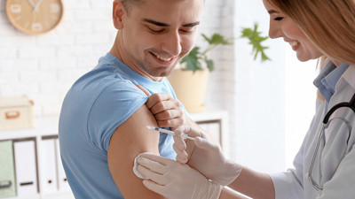 Erkekler neden rahim ağzı kanseri aşısı yaptırmalı? Uzmanlar anlatıyor