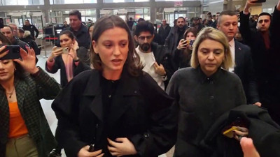 Serenay Sarıkaya adliyede! Ayşe Barım olayında yeni gelişme... O soruya cevap vermedi