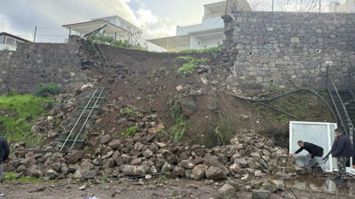 Şiddetli yağış sonrası sitenin istinat duvarı çöktü