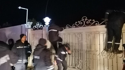 Tarikatın lüks tatil sitesi yerle bir edildi. Menzil'e şafak baskını. Zabıtalar tırmanarak içeri girdi