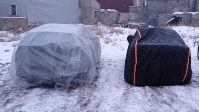 Ağrı'da su deposu buz tuttu, araçların üzerine battaniye örtüldü