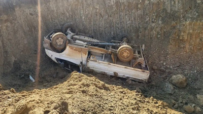 Hatay'da kamyonet çukura yuvarlandı