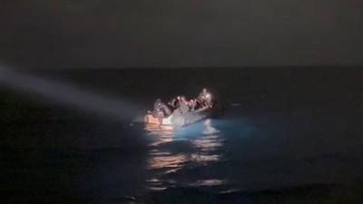 Lastik botta sürüklenen kaçak göçmenleri kurtarma operasyonu