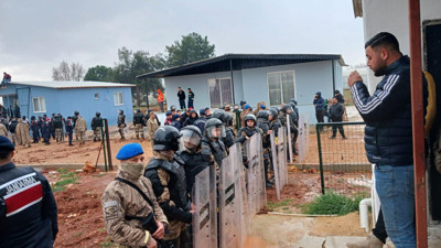 Çatıda oraklı direniş. Gözyaşları sel gibi aktı! Bayılanlar oldu