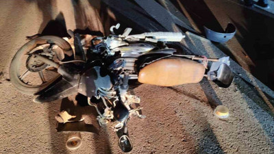 Motosiklet park halindeki otomobile çarptı: 1 yaralı