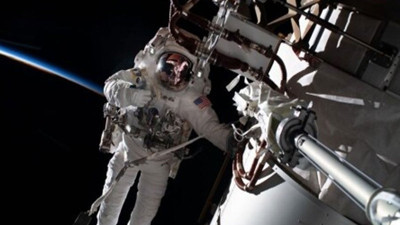 Uzayda mahsur kalan astronot yürüyüşe çıktı