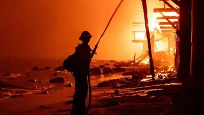Los Angeles'taki yangın felaketinde can kaybı 27'ye yükseldi: 7 bin ev yok oldu