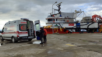 İskelede haraketli dakikalar! Dengesini kaybeden balıkçı denize düştü