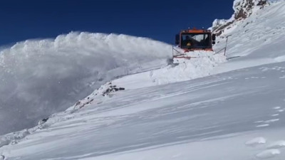 Sınır hattında ekiplerin 3 metrelik karla mücadelesi