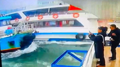 Haliç’te korku dolu anlar! Yolcu dolu tekne, tekneye çarptı