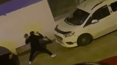 Park halindeki araca kaldırım taşlı saldırı