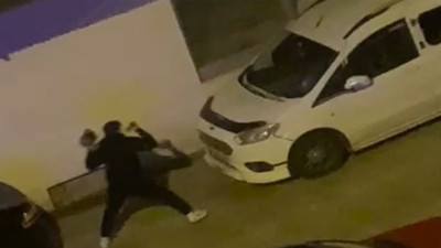 Park halindeki araca saldırdı! Otomobilin camını kırdı. Yakalandı