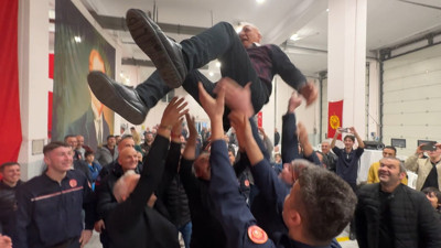 İstanbul itfaiyesinden emekli olanlara veda töreni düzenlendi! Böyle uğurlandılar