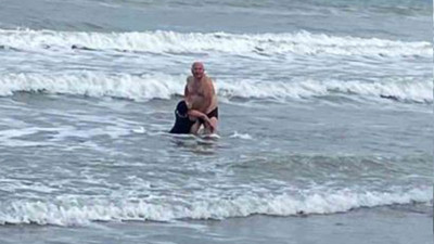 Üniformasını çıkarıp buz gibi suya atladı! Kahraman polis kadını ölümün pençesinden kurtardı