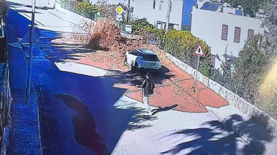 Bodrum'da ana su hattı bomba gibi patladı: Denizin rengi değişti, yolda dev çukur açıldı