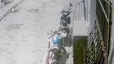 Fatih'te motosiklet farı hırsızları kameraya yakalandı