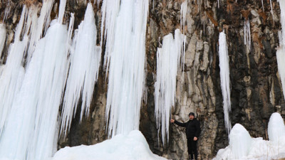 Ağrı'da dev buz sarkıtları 35 metreyi buldu