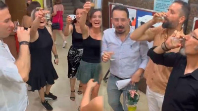 Devlet okulunda 'şampanyalı' kutlama yapmışlardı: Öğretmenler hakkında flaş karar