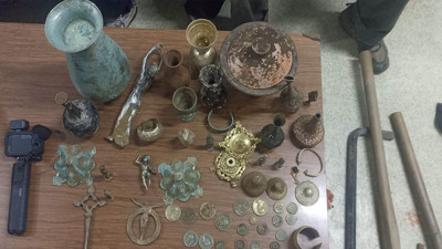 Bursa’da defineciler suçüstü yakalandı! 50 parça çeşitli eserler bulundu