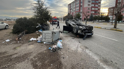 Lüks otomobil ağaca çarpıp ters döndü