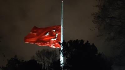 Bayraklar yarıya indirildi