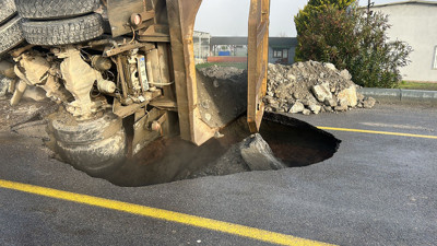 Yol hafriyat kamyonunu yuttu! Şoför küçük dilini yutacaktı