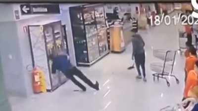 Süpermarket müdürünün kafasına dev küreği indirdi. Patates çuvalı gibi düştü